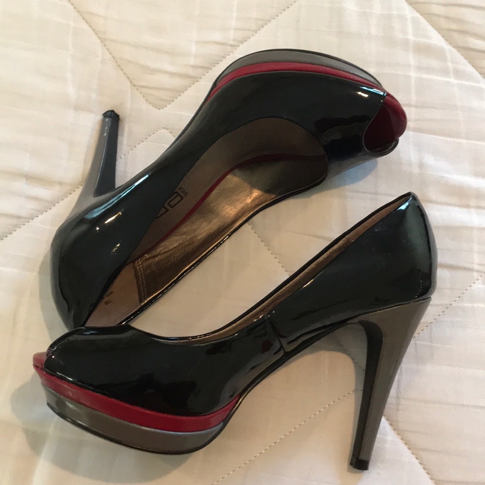 Like New Moda Black Patent Leather Peep Toe Heels